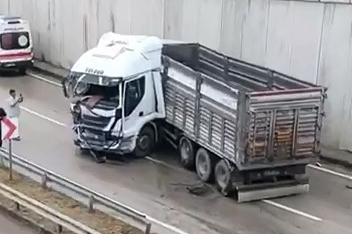 Bursa'da kontrolden çıkan TIR makasladı