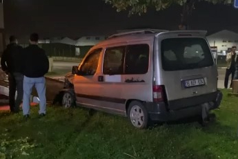 Bursa’da kontrolden çıkan araç ağaca çarptı: 2 yaralı