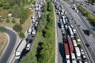 TEM Otoyolu'nda seyir halindeki TIR alev alev yandı