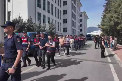 Adliyeye sevk edilen şüphelilere ailelerinden ibretlik tepki
