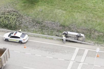 Bursa'da korkutan kaza: Otomobil yan yattı