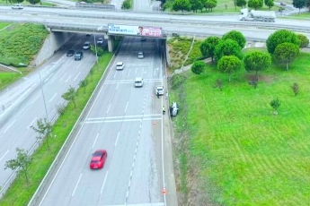 Bursa'da korkutan kaza: Otomobil yan yattı