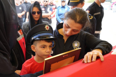 Şehidin eşi ve çocuğundan yürek yakan veda
