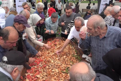 Üç metrelik tabakta Bursa kebabı ikramı