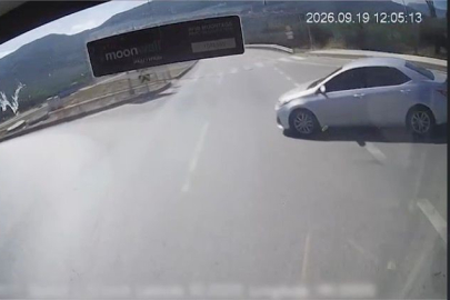 Belediye otobüsündeki kaza anı kameraya yansıdı
