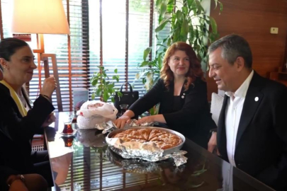 Özgür Özel, geri çevirdiği börek için Canan Uzer ile aynı sofrada buluştu