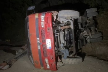 Bursa’da devrilen iş makinesinin sürücüsü kurtarıldı