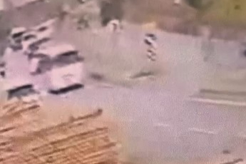 Bursa'da araca çarpmamak için refüje daldı: 1 yaralı