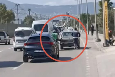 Bursa'da otomobili iten motokurye görenleri güldürdü