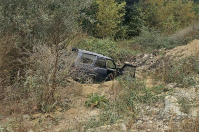 Bursa'da şarampole yuvarlanan otomobilden yaralı kurtuldular