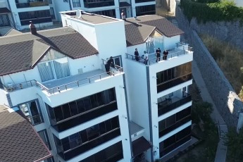 Bursa'da tadilat sırasında balkona düşen işçi yaralandı