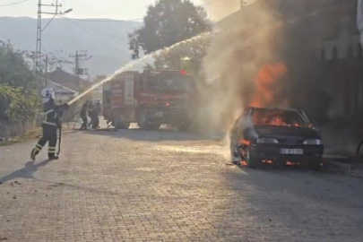 Otomobilden yükselen alevler balkondaki çamaşırları tutuşturdu