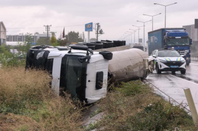 İnegöl'de tuz yüklü tanker kaygan yolda yan yattı