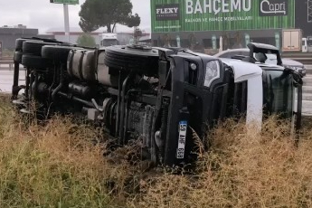 İnegöl'de tuz yüklü tanker kaygan yolda yan yattı