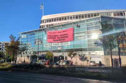 Merz’in partisine pankartlı protesto
