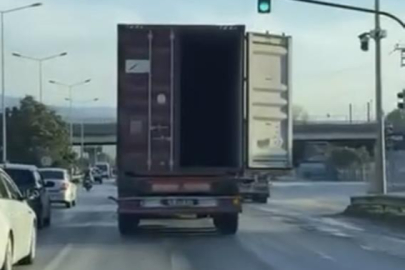 TIR'ın açık kalan dorse kapağı Bursa trafiğinde tehlike saçtı