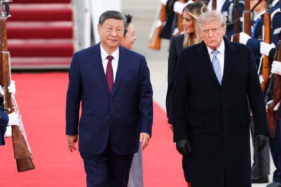 Trump, Xi'yi hava üssünde kırmızı halıyla karşıladı