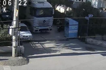 Bursa'da dar sokakta dönemedi, giysi yardım kutusunu devirdi