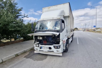 Kırmızı ışıkta durmadı, iki otomobile çarptı