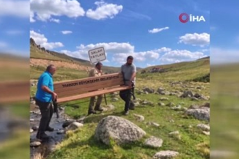 Salah'ın oturduğu taşın yanına konulan tabela ve bank kayboldu