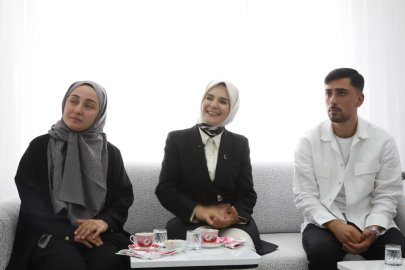 Bakan Göktaş, yeni evli çiftin ilk misafiri oldu