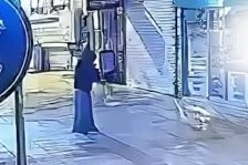 Etek giyip iş yeri kurşunladılar