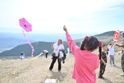 Gemlik semalarını çocukların uçurtmaları renklendirdi