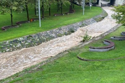 Bursa'da etkili olan sağanak, Kaplıkaya Deresi'ni coşturdu