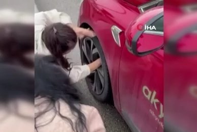 Bursa'da yola atlayan kedi aracın tekerine sığındı
