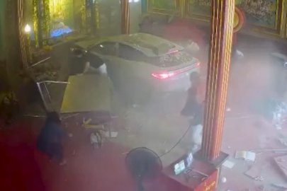 Sürücü bilincini kaybetti, araç tapınağa daldı: 3 yaralı