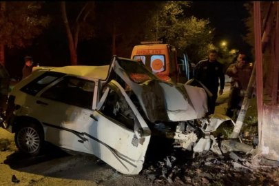 Bursa'da duvara çarpan araç hurdaya döndü