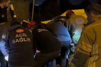 Bursa'da duvara çarpan araç hurdaya döndü