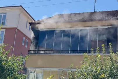 Balkon yangını paniğe neden oldu