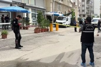 İş yeri önünde silahlı saldırı: 1 ölü, 1 yaralı