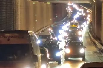 Bursa'da kontrolden çıkan araç bariyerlere çarptı: 2 yaralı