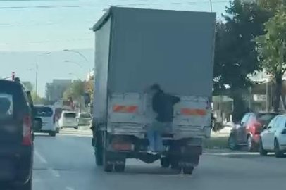 Bursa'da kamyonetin arkasında tehlikeli yolculuk