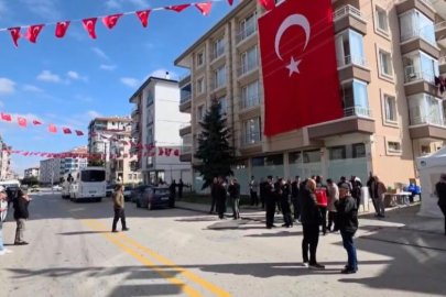 Şehit polisin baba ocağına Türk bayrağı asıldı