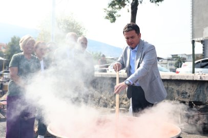Başkan Aydın, salça kazanının başına geçti