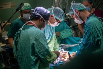 Henüz doğmamış bebeklere anne karnında operasyon