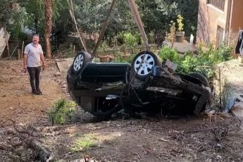 Binanın bahçesine uçan otomobilin sürücüsü yaralandı