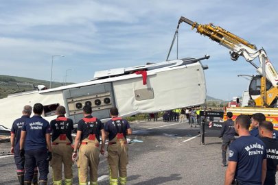 Manisa'daki feci kazada araçlar çekiciyle kaldırılıyor