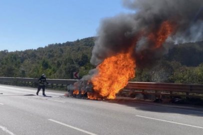 Seyir halindeki otomobil alev topuna döndü