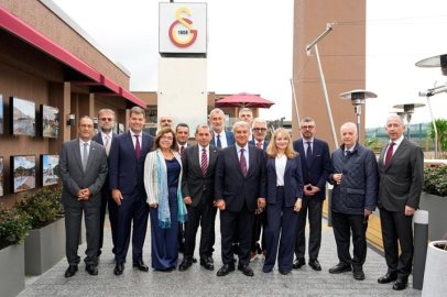 Galatasaray ve Barcelona yönetimi aynı sofraya oturdu