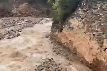 Bursa'da heyelan anı kamerada