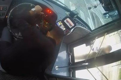 Bursa'da şoföre sinirlendi, otobüs kapısının camını kırdı