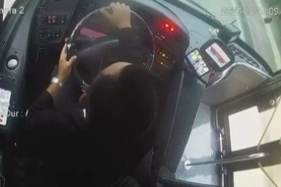 Bursa'da şoföre sinirlendi, otobüs kapısının camını kırdı