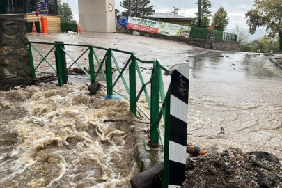 Cumalıkızık'ta köprü sular altında kaldı