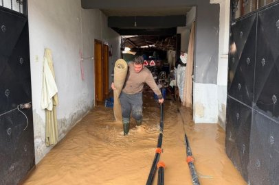 İznik'te Kara Dere taştı, evleri ve tarlaları su bastı