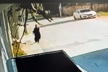 Bursa'da telefonla konuşurken kapkaça uğradı