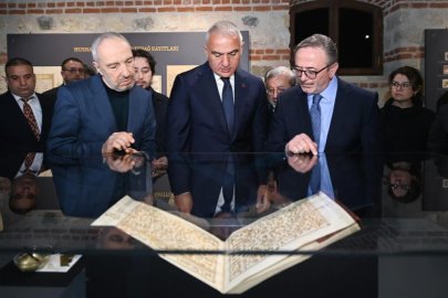 Kabe’de imzası olan Türk hattattan paha biçilmez armağan